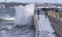 İstanbul’da lodos alarmı: Dalgalar 10 metreyi buldu, seferler iptal!