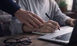 Bilim insanları uyardı: Fazla ilgili anne babalar kariyeri zedeliyor