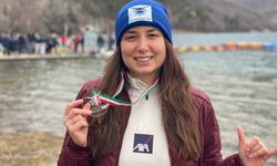 Buzullardaki erimeye dikkat çekmek için suya girdi: İzmirli sporcu Bengisu Avcı’dan Türkiye rekoru