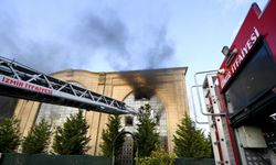 İzmir’de fabrika yangını paniğe neden oldu: Gökyüzü dumanla kaplandı