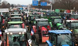 Paris’te çiftçi isyanı: Traktörlerle trafiği felç ettiler!