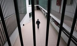 İzmir’de cezaevinde şok saldırı: 2 memur yaralandı