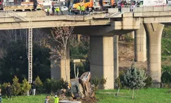İzmir’de korkunç kaza: Freni boşalan tır viyadükten düştü, 3 yaralı