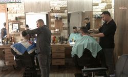 İzmirli berberden dikkat çeken askıda tıraş uygulaması: Asgari ücretli ve emekliye 150 TL