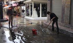İzmir'e yağmur yağdı, Kemeraltı'nı sel aldı: Esnaf altyapı çalışmasını bekliyor!