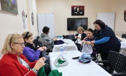 Konak’tan Doğu’ya uzanan sevgi ağı: Bastonuyla gelip çocuklar için örüyor