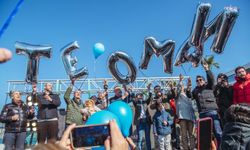 Kuşadası halkı Teoman için kenetlendi: Gökyüzü mavi balonlarla doldu