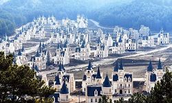 Adeta film sahnesinden fırlamış gibi: Şatolarla dolu bir hayalet köy