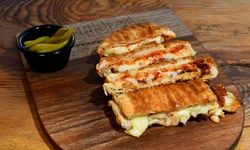 Gece gece tost perileri mi geldi? İşte ağzınızın suyunu akıtacak meşhur sanayi tostu tarifi!