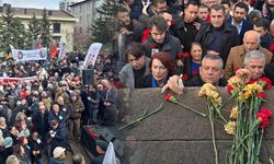 Özel, Uğur Mumcu anmasında konuştu: Karşımızda bir duvar örülü!