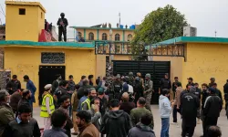 Paksitan’da intihar saldırısı şüphesi: Camideki patlamada çok sayıda ölü var!