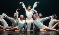 Beren Saat – CapitaliZoo şarkı sözü | CapitaliZoo şarkısının Türkçe çevirisi