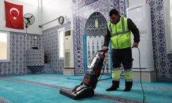 Çeşme Belediyesi'nden Ramazan öncesi camilerde temizlik
