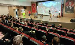 Çiğli’de tiyatro şöleni: Minikler Mikroplara Karşı sahnede