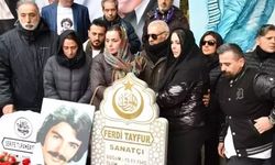 Ferdi Tayfur'un mezarı başında çekilen fotoğraf torununu çıldırttı