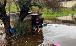 İzmir’de yağışların ardından yükselen sular barakayı bastı: İtfaiye eri vatandaşı sırtında taşıdı