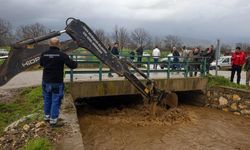 İzmir yağışa teslim: Kırsal yollarda göçükler oluştu