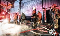 Buca’da mobilya atölyesinde yangın alarmı: Yoğun duman gökyüzünü sardı