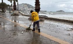 Kuşadası Belediyesi'nde sağanak mesaisi: Sahil bandındaki kirliliğe müdahale edildi