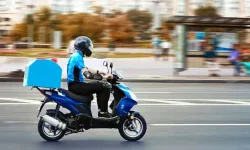 Çöpçüler Kralı repliği İzmir’de motokuryelerin gerçeğini anlattı