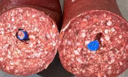 Ünlü sucuk markasının içinden mavi cisim çıktı