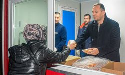 Bornova’da sabah dayanışması: Başkan Eşki vatandaşa çorba ikram etti