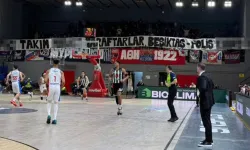 Yunanistan’da açılan ırkçı pankart kriz yarattı: En güçlü şekilde kınıyoruz!