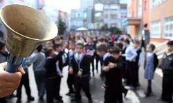 Teneffüs zilinin ilahi olmasına tepki gösteren veli ifadeye çağrıldı: Madem öyle Noel’de Christmas şarkısı çalsın!