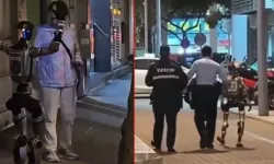 Çin'de inanılmaz olay: 70 yaşındaki kadını korkutan robotu polisler gözaltına aldı!