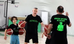 Alperen Şengün'ün antrenörü İzmir'de genç basketbolcularla bir araya geldi