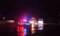 Ödemiş'te sağanak: Yollar kapandı, arabalar mahsur kaldı