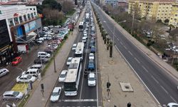 İzmir-Ankara kara yolunun Manisa geçişinde bayram hareketliliği