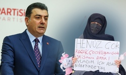 CHP'li Zeynel Emre, şüpheli şekilde ölen Fatmanur Çelik ve kızını TBMM'ye taşıdı