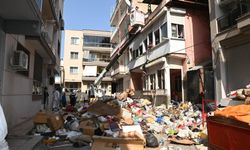 Karabağlar'da çöp ev operasyonu: 12 kamyon atık çıkarıldı!