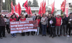 EMEP İzmir İl Başkanı Elif Çuhadar NATO üssü önünden seslendi: Türkiye NATO’dan çıkmalıdır