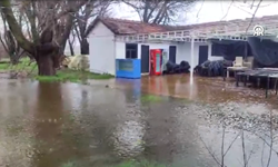 Ödemiş'te Gölcük Gölü sağanak nedeniyle taştı: Caddeler su altında kaldı