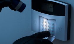 İzmir’de film gibi hırsızlık girişimi: 4 katlı binaya tırmandı, fark edilince otomobile atlayıp kaçtı