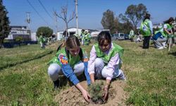 Küçük fidanlar büyük umut oldu: Bornova’da minikler doğaya can verdi