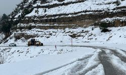 Bayramda Spil Dağı’nda kar sürprizi: Ekipler yolları açık tutmak için seferber oldu