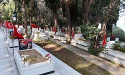 Konak'tan vefa örneği: Şehitliklerde temizlik seferberliği