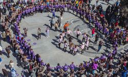 Kuşadası'nda kadınlar coşkuyla yürüdü: Kadın dayanışması yaşamı büyütür