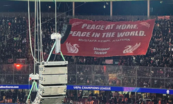 Liverpool taraftarı Atatürk pankartı açtı: TRT görmezden geldi!