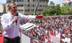 Özel’den mitingde çarpıcı mesajlar: Biz kaybedince çamur atmayız, mazbatayı yakmayız!