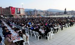 Salihli’de iftara yüzlerce vatandaş katıldı: Başkan Dutlulu dayanışmayı büyütme mesajı verdi