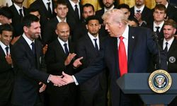 Trump İran saldırılarını anlattı Messi ve Suarez alkışlayıp imzalı top hediye etti
