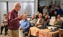 Bornova’nın çınarları 'Sağlıklı Yaş Alma Merkezi'nde' yapay zekayla tanıştı