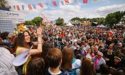 Alaçatı sokaklarında bayram ve festival coşkusu birleşti