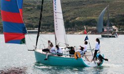 Denizde ve filede şampiyon: İzmir Ekonomi’de çifte kupa sevinci!