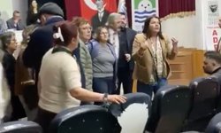 Foça’daki kongrede kürsü tartışması: Başkan Fıçı çileden çıktı!