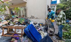 Üç ton atık çıkarıldı: Karşıyaka'da çöp eve müdahale!